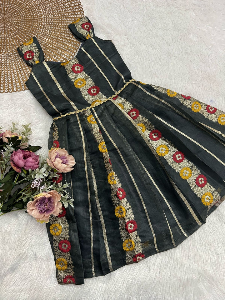 Nira - Ash Grey Minipattu